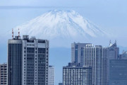富士山で初冠雪、早朝からくっきり…訪日客「写真で見るよりも美しい」