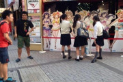 【画像】オタク、JKに怯えて好きなアニメのパネルに近づけない