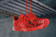 アトモスとアディダスの別注スニーカー最新作、トリプルレッドの「NMD R-1」を発売！！！