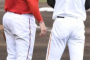 【画像】広島・クロン(196cm)さん、巨人・秋広(202cm)に背伸びして対抗