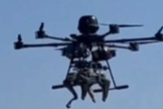 「空からロボット兵が？」大型ドローンを使って犬型偵察ロボットを戦地に輸送…ウクライナ軍！