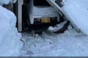 【悲報】雪国のカーポートさん、車ごと散る・・・・・