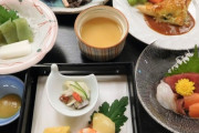 山中の旅館「お夕飯はお刺身です」 俺「やったー！」パクパク