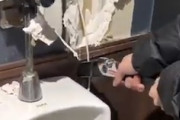 【ダメ】カラオケ店のトイレを破壊する大学生の動画が出回る。