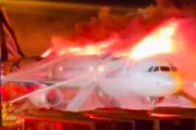 韓国釜山空港でLCCの旅客機から出火、3人負傷　離陸前に機体後部から火か