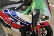 【悲報】バイク女子、納車直後に立ちゴケ3回ｗｗｗ