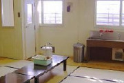 【天国】日本の不法入国者収容所、快適空間だったｗｗｗｗｗｗｗｗｗｗｗ　冷暖房、公衆電話、自販機、シャワー、洗濯機、乾燥機、診療室、屋外運動場、卓球台、一日3食付き