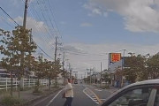 【動画】歩行者をひきかけてブチ切れるヤバいドライバー発見される