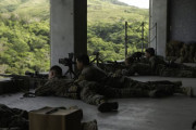 沖縄の米海兵隊がジャングル内に建てられた長距離射撃施設で狙撃訓練！