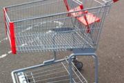 スーパーとかで買い物かごを持ち帰ってしまう客がいるってのはテレビで知ってたけど、まさか『カート』ごと持ち去る人がいるとは思わなかった。