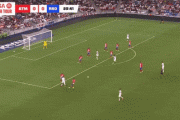 ◆Gif小ネタ◆タイミングずらした変速ダブルタッチでDF二人の間を通す久保建英のパスがうますぎると話題に！