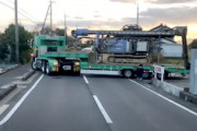【滋賀】立ち往生して30分以上県道を塞いでしまった大型トレーラーが最終的に看板とポールを破壊して脱出する様子。