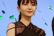 ＜元乃木坂46久保史緒里＞ほっそり美ボディー際立つロングワンピースコーデ　ヘアとアクセでエレガントに