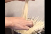 わずか数秒！そうめんの帯はほどかなくてもいい　数本抜くだけでスグ茹でられる方法が「天才」「何やってたの！？今までの私」