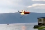 【中国】消火活動を支援していた人民解放軍空軍のヘリが墜落し4人が死亡の映像。