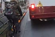 【動画】 自転車に幅寄せする危険運転のバスを叩いたらドライバーが出てきて小競り合いの衝撃動画が話題に