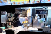 【動画】マクドナルドのマネージャーさん、忙しさでおかしくなってしまう。