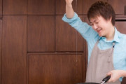 男の料理の特徴「油ドバドバ、調味料ドバドバ」「常に強火」「洗い物はしない」　あとひとつは？