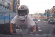 【動画】追突＆転倒したバイクに後続車が次々と突っ込む最悪の事故。