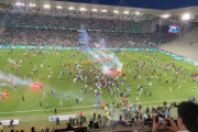 【動画】フランスサッカー２部降格が決定したクラブのファンが暴徒化しピッチになだれ込む