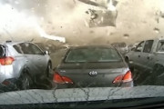 【衝撃】駐車監視ドライブレコーダーが捉えた竜巻の破壊力がエグい。