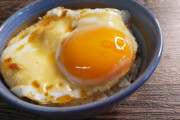 【悲報】料理研究家さん、目玉焼きをご飯に乗せただけの物のレシピを発表してしまう