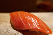 【画像】真の寿司通はどっちが高級店の大トロか見ただけで分かるらしい