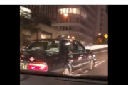 幅寄せしてきたタクシーの乗客(老人)が窓から「杖」で車を叩いてきた動画が物議　抗議するもタクシーはそのまま逃走