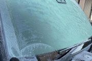 車のフロントガラスが凍ってたらどうしてる？