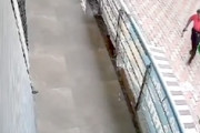 【動画】窓から外れた雨戸の直撃を受けた通行人が亡くなった事故。