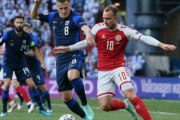 デンマーク代表MFエリクセンが試合中に突然倒れ込む、ピッチ上で心臓マッサージも