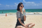 玉井詩織『HAWAIIの写真 まだあるからまた来年…笑』｢これは課金しなくて良いんですか？」｢水着しおりん爽やかすぎ」｢年末に水着ぶっこむ玉井さんすき」