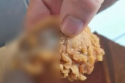 イギリスのKFCから鶏の頭が発見される　「ビーガンまっしぐら」「当たりだろ」「一生食えなくなるわ」