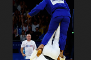 【パリ五輪/柔道】ついに試合で選手が暴行ｗｗｗｗ絶対王者(仏)の選手が金的を蹴っ飛ばされ宙に浮くｗｗｗｗｗｗ