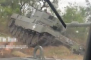 レオパルド2戦車で敵塹壕に突撃してんのかよ？！
