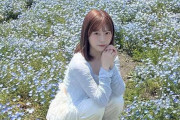 元日向坂４６・東村芽依×ネモフィラ！花畑ショットにもん絶「圧倒的女神」「あかんもうほんまに可愛すぎる」