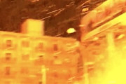 【動画】レバノンの記者が中継準備中にイスラエルの攻撃を受けて負傷。