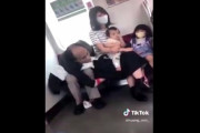 【動画】電車で堂々と痴漢しようとする妖怪、撮影される