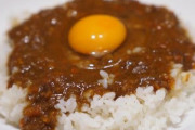 【グルメ】カレーにゆで卵 ←わかる、カレーに温泉卵 ←まぁ…わかるよ、カレーに生卵 ←これ？！