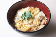 嫁が「玉子丼」なるよくわからん料理を出してきた　ネギとちくわが入ってるんだけど何かけて食えばいい？