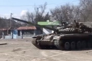 【動画】無駄にカッコイイ走り方をするロシアの戦車がマリウポリで撮影される。