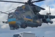 ウクライナ軍の攻撃ヘリMi-24P「ハインドE」が超低空で道路上を飛行！