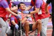 【悲報】日本人トップ競歩選手、ゴール後に全身痙攣を起こし車椅子で運ばれてしまう…