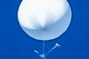 日本で目撃された「謎の気球」が米国でも目撃されUFOマニアの間で話題に！