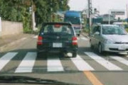 【疑問】右折で車線詰まらせてるやつって左折で入るルートを考えられないの？