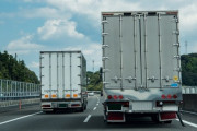 高速の追い越し車線で100km/h以下のトラックいるけどなんなの？追い越せないならどけよ！