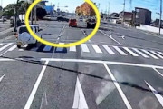【動画】広島で警官を引きずって後輪で踏んでしまうDQN車が撮影される。