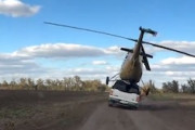 【動画】Mi-2ヘリコプターを車で運ぼうとして失敗するおもロシア。