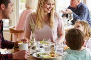 【外食】ファミレスで「親だけ注文する」ってNGですか？ 2歳の子どもの分は自宅から「持ち込み」したいのですが、マナー違反でしょうか？