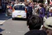 【動画】 観光客で賑わうおかげ横丁に精神異常者の車が突っ込む、警官がガラスを叩き割り確保で騒然